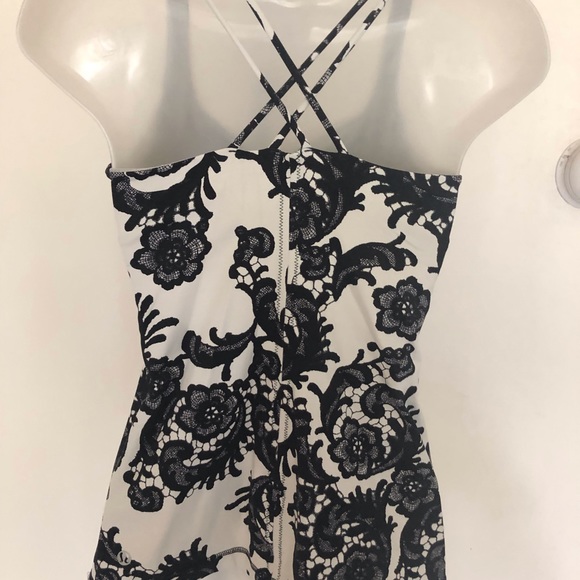 EUC! LULULEMON BLACK & WHITE FLORAL CRISS CROSS - Picture 5 of 5